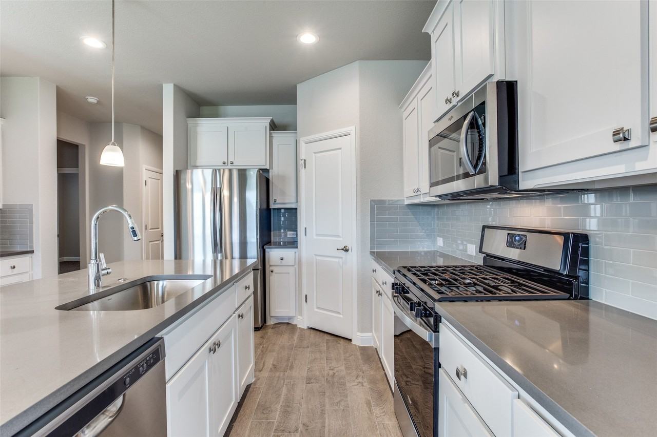 15828 Bronte Ln - Photo 6 of 37