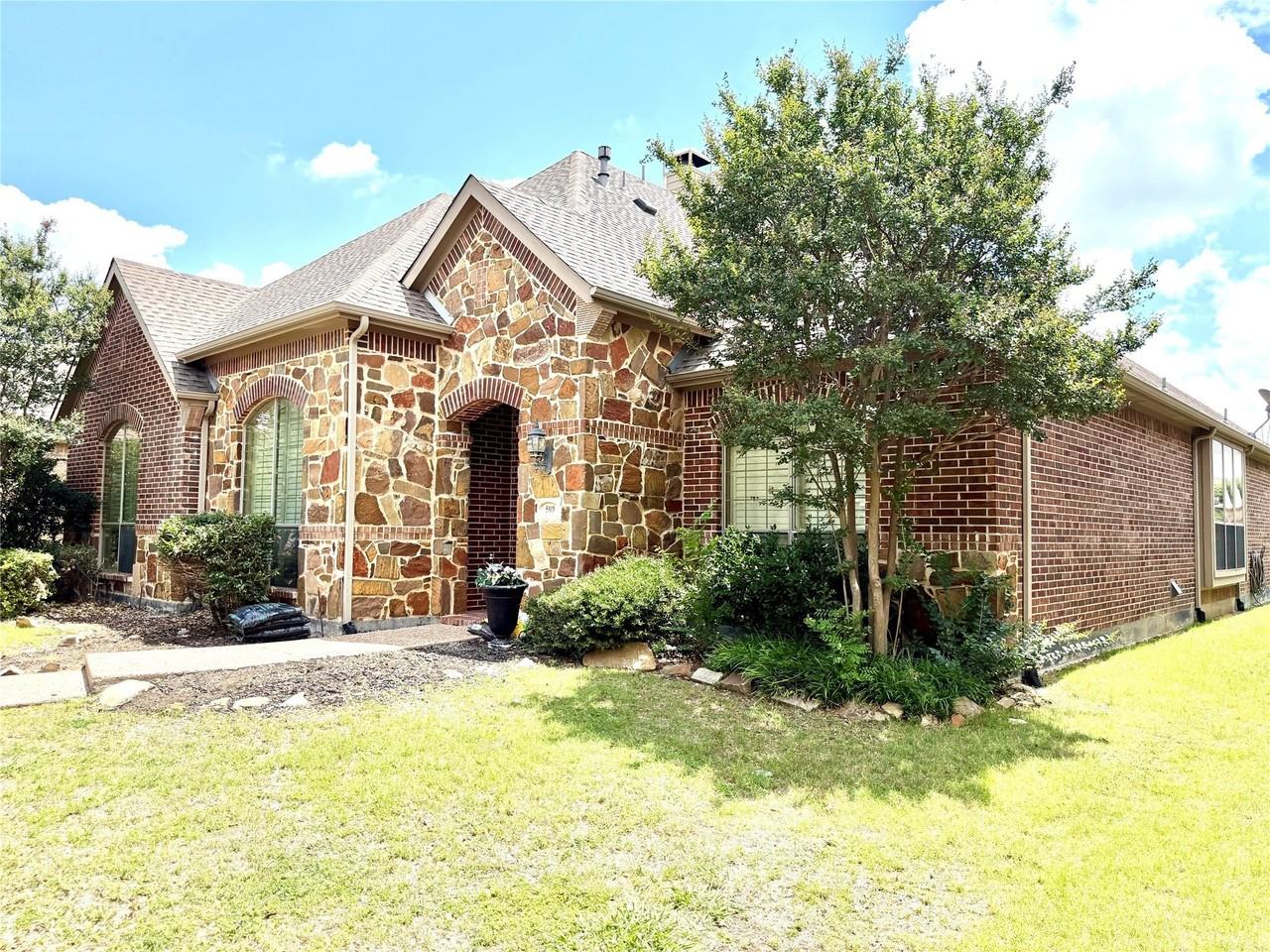 509 S Hampton Ct - Photo 2 of 33