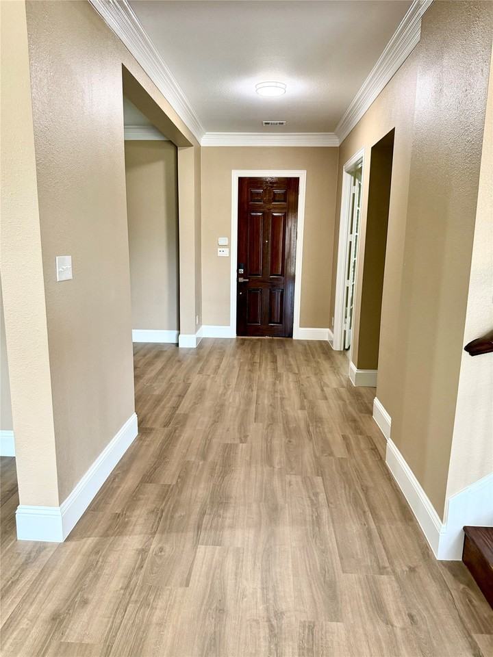 509 S Hampton Ct - Photo 7 of 33