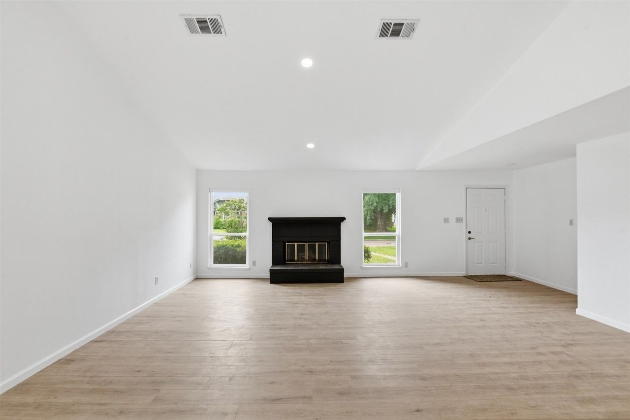 9305 Shipman St - Photo 7 of 30