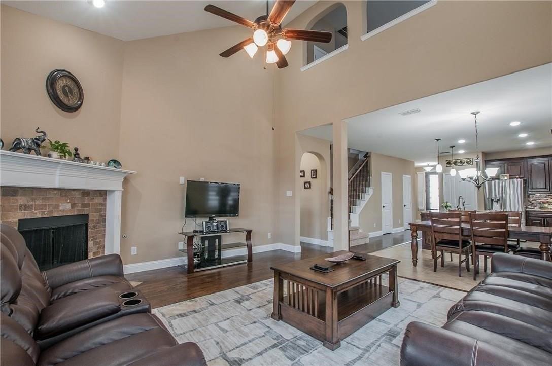 2440 Kingsgate Dr - Photo 3 of 22