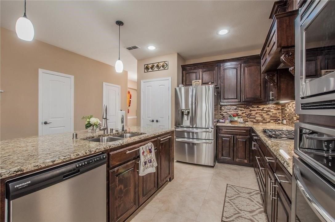 2440 Kingsgate Dr - Photo 6 of 22