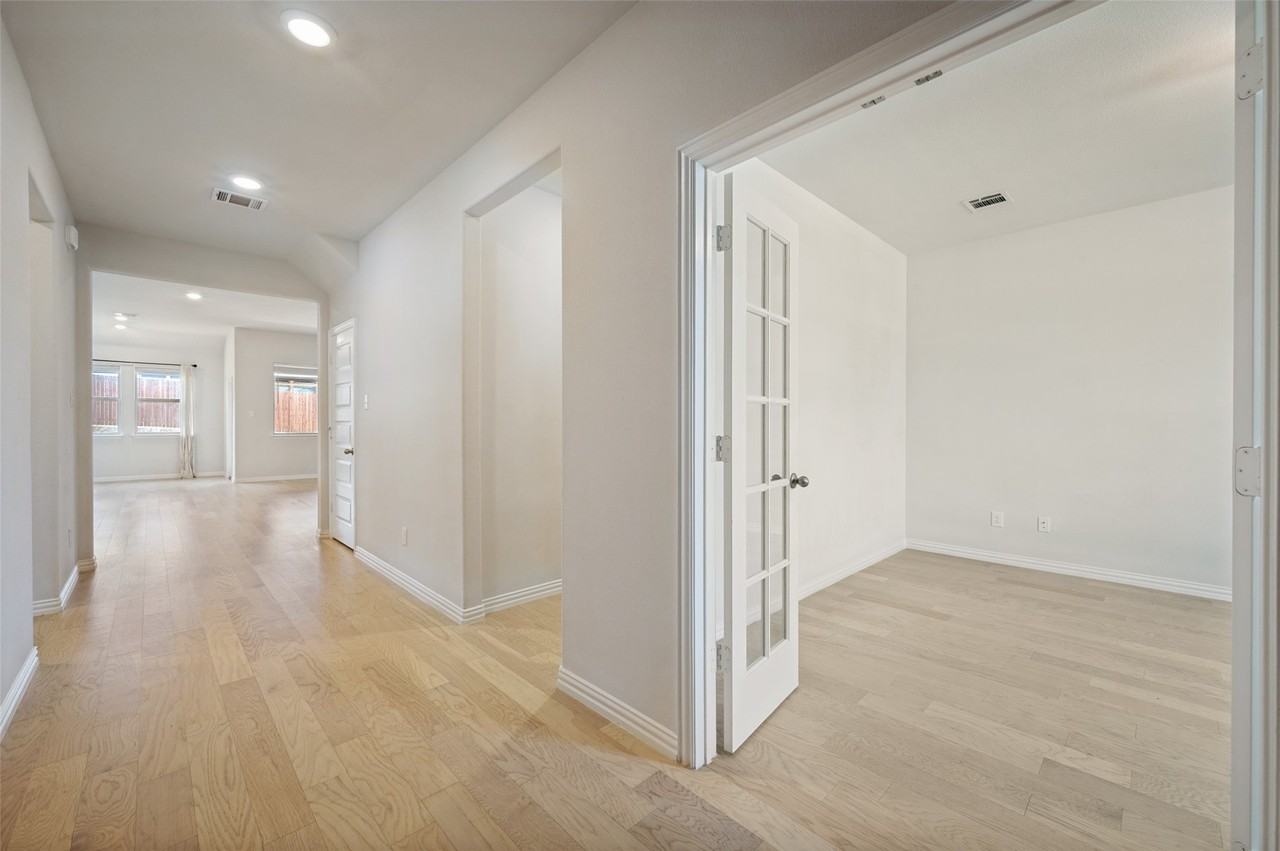 3437 Loftwood Ln - Photo 4 of 33