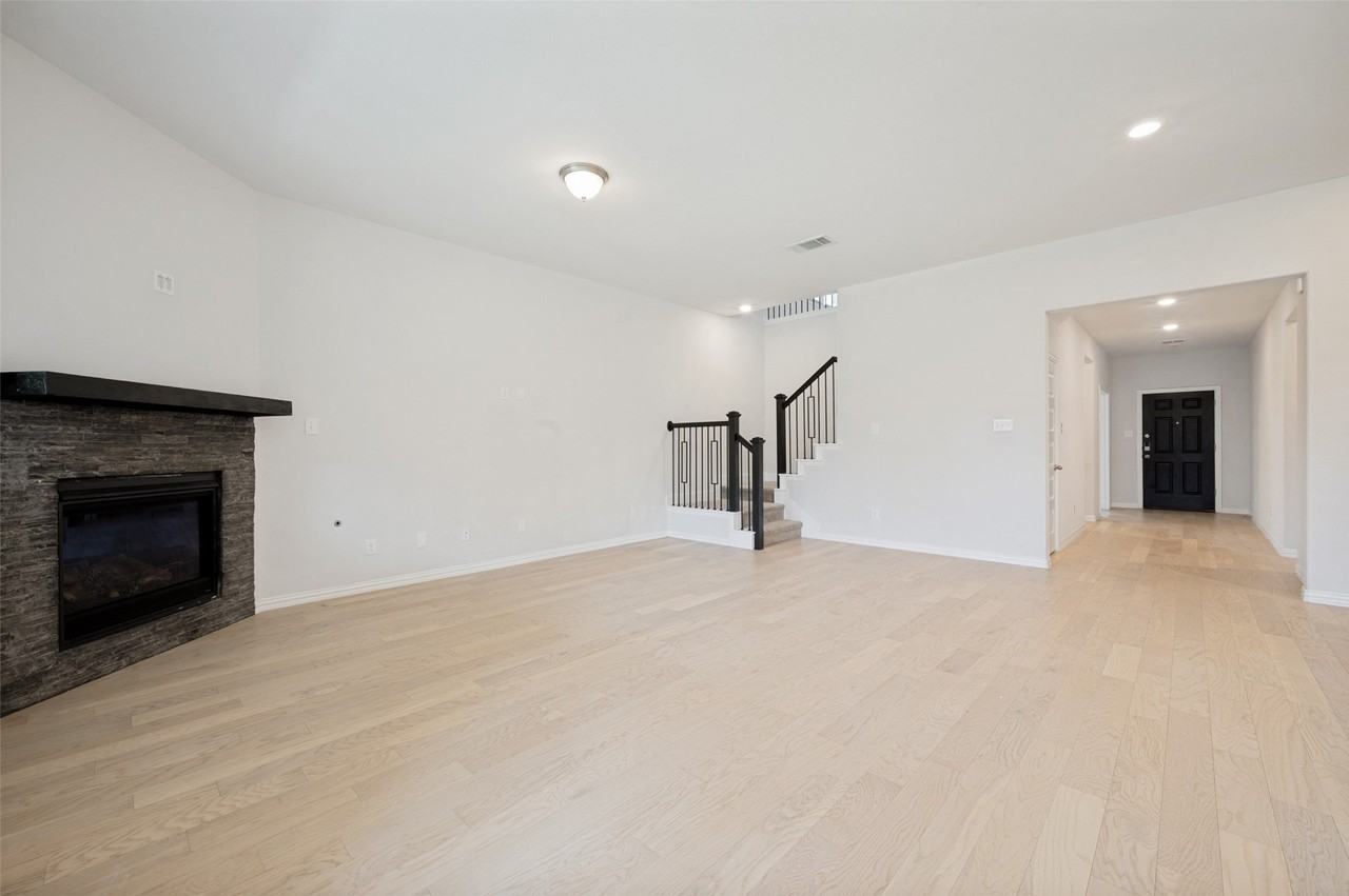 3437 Loftwood Ln - Photo 5 of 33