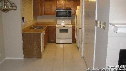 7403 Gallery Rdg - Photo 2 of 9