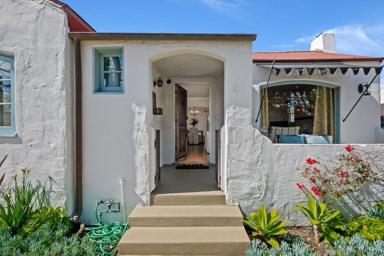 224 W Cota St - Photo 7 of 39