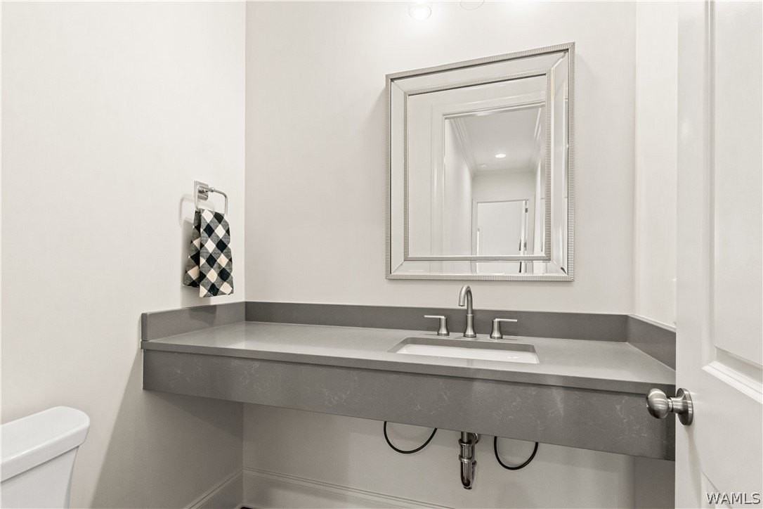 863 Carleton St - Photo 3 of 22