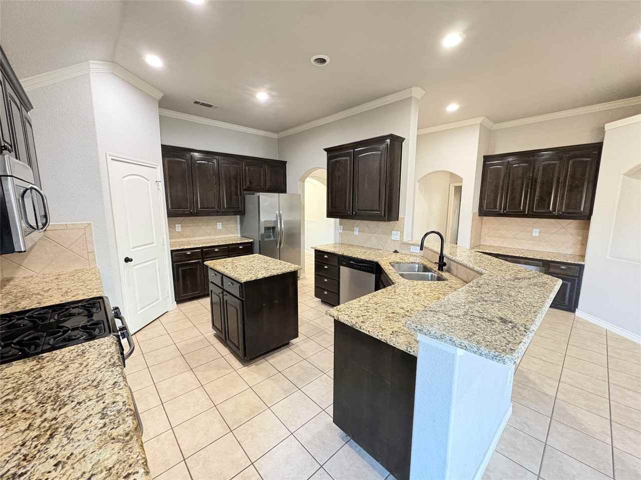 5900 Shiner Dr - Photo 5 of 19