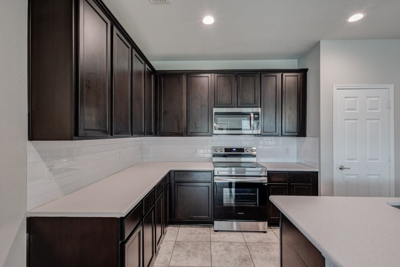 5529 Las Lomas Ln - Photo 4 of 28