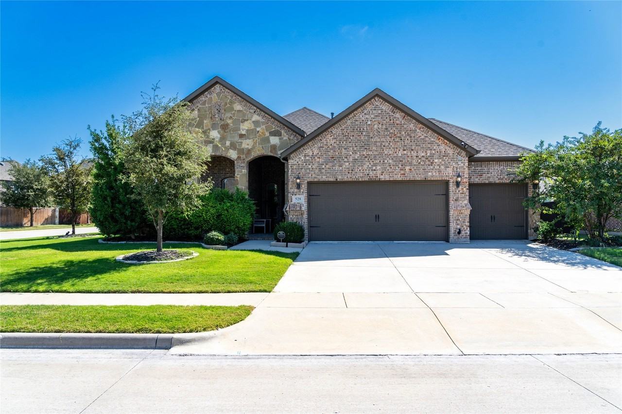 528 Warner Dr - Photo 2 of 34