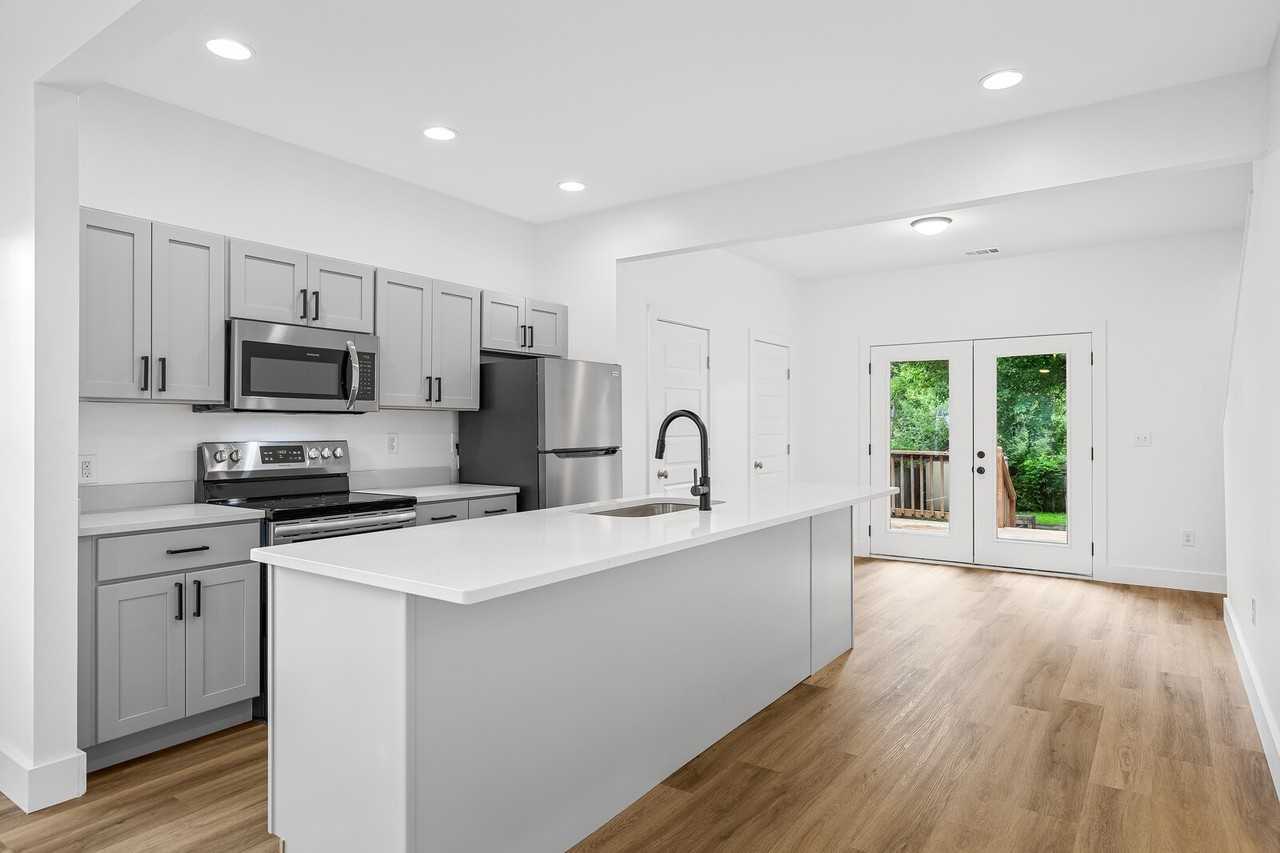 530 Raymond St - Photo 4 of 24