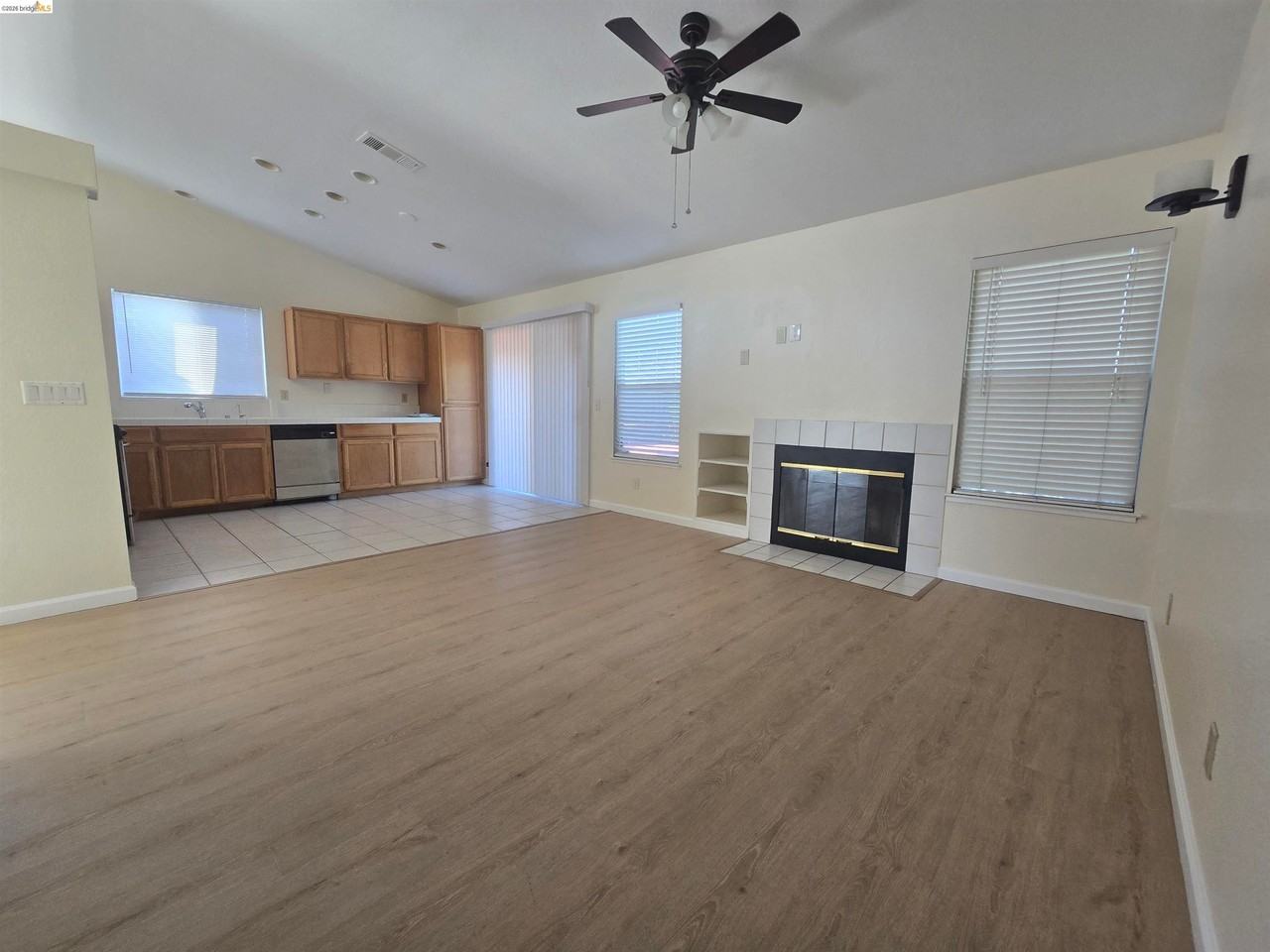 5128 Hereford Ct - Photo 4 of 15