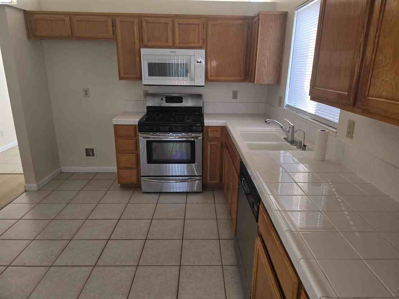 5128 Hereford Ct - Photo 5 of 15