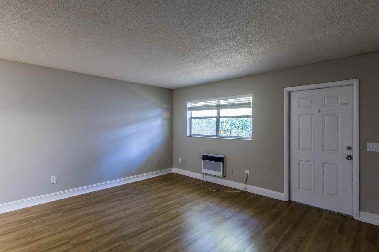 417 N E St - Photo 3 of 13