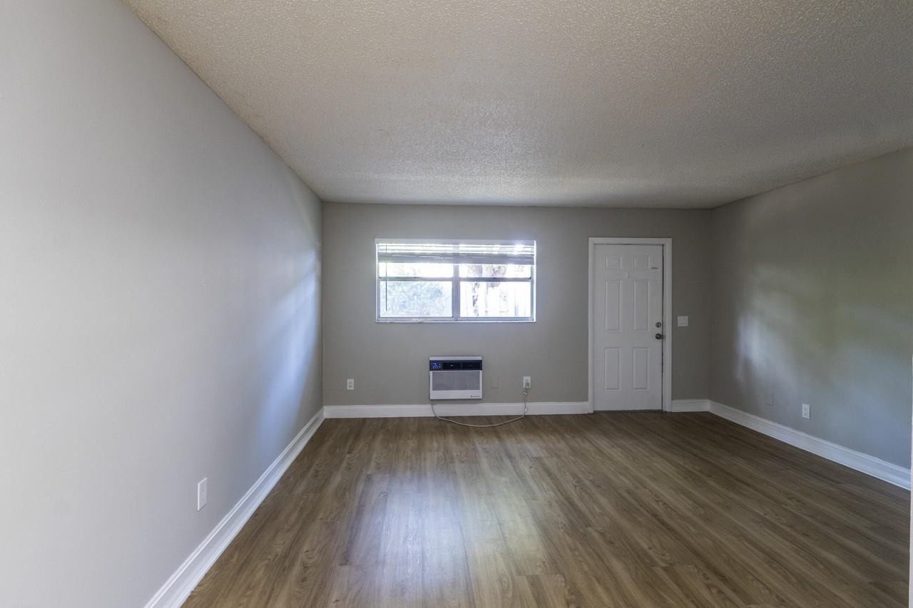 417 N E St - Photo 6 of 13