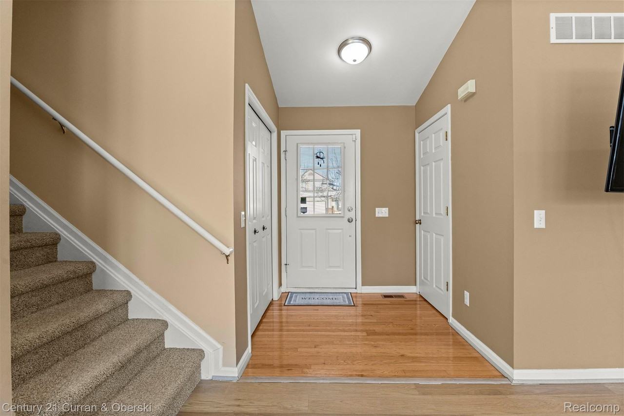 7164 Richmond Dr - Photo 3 of 33
