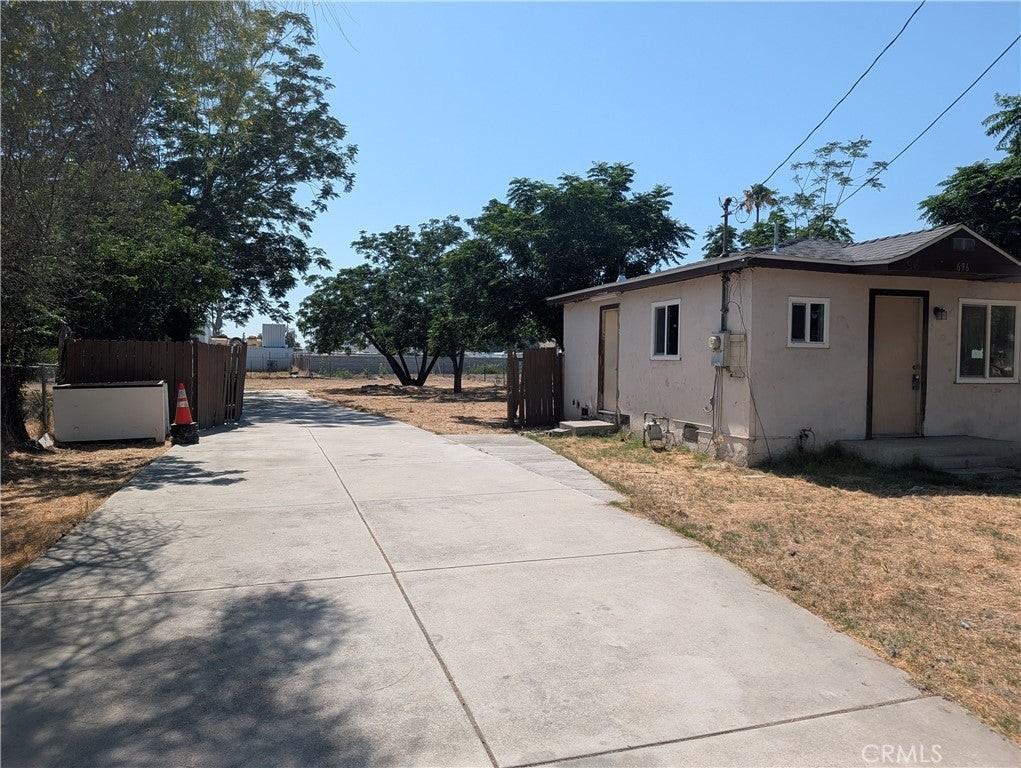 696 S Foisy St - Photo 2 of 16