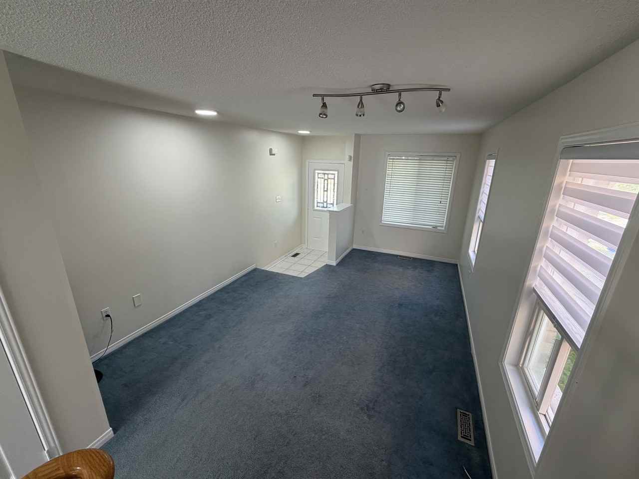 247 Fitzgerald Crescent - Photo 3 of 16