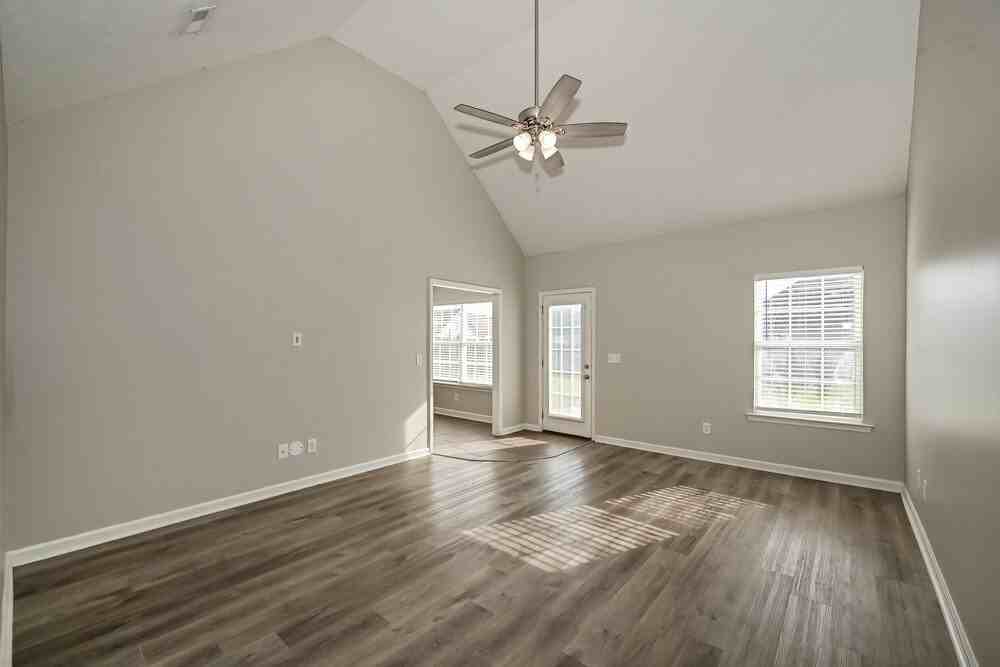 2625 Weatherford St - Photo 4 of 17