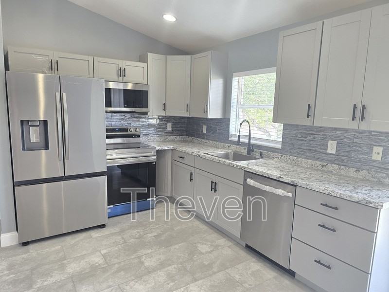 805 E 13th St - Photo 2 of 26