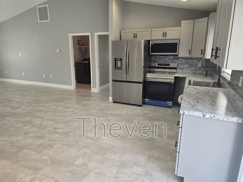 805 E 13th St - Photo 4 of 26