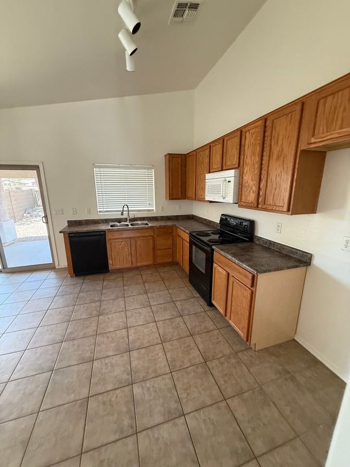 33024 N Madison Way Dr - Photo 3 of 12