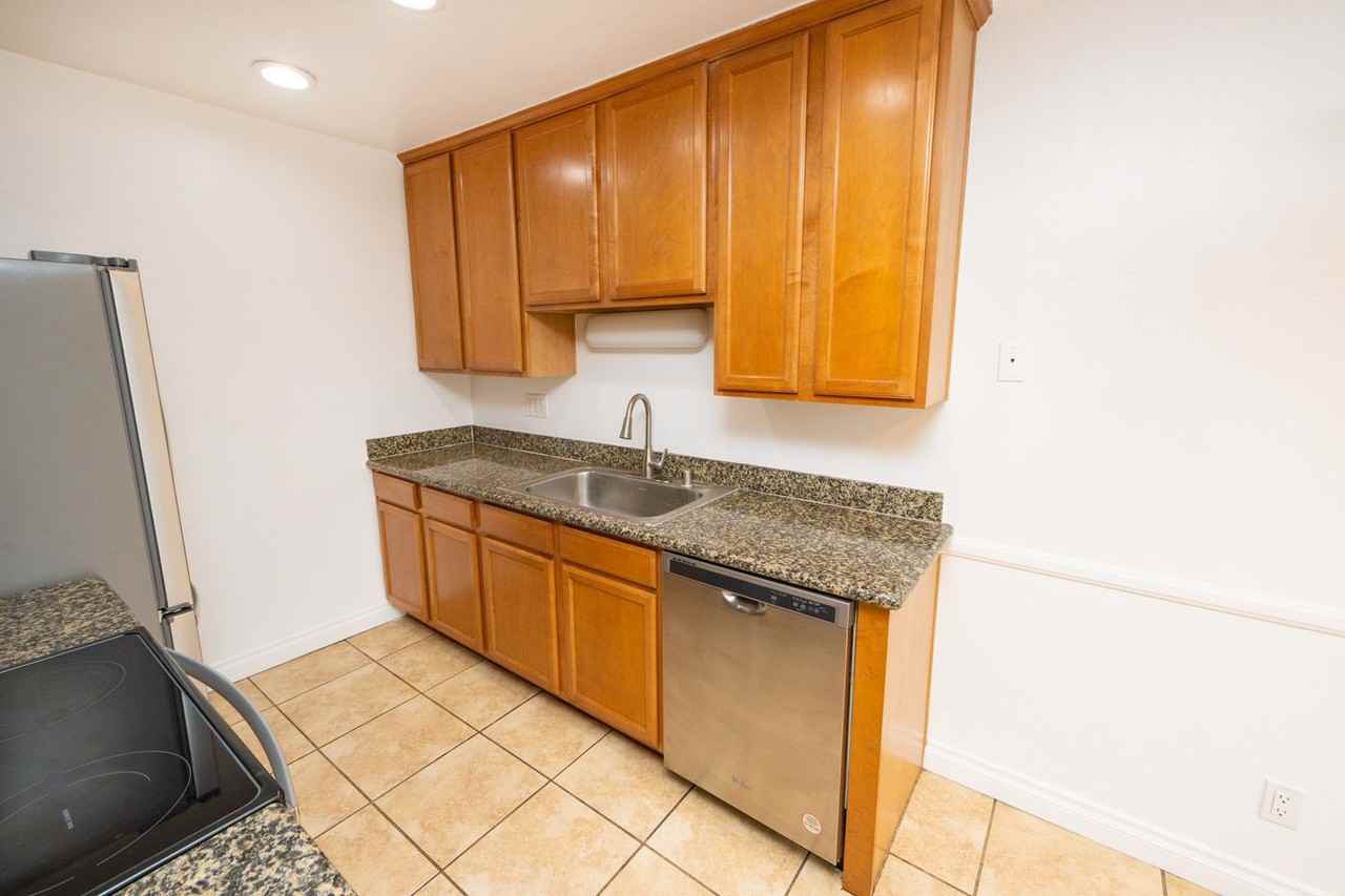 455 Ballantyne St - Photo 2 of 37