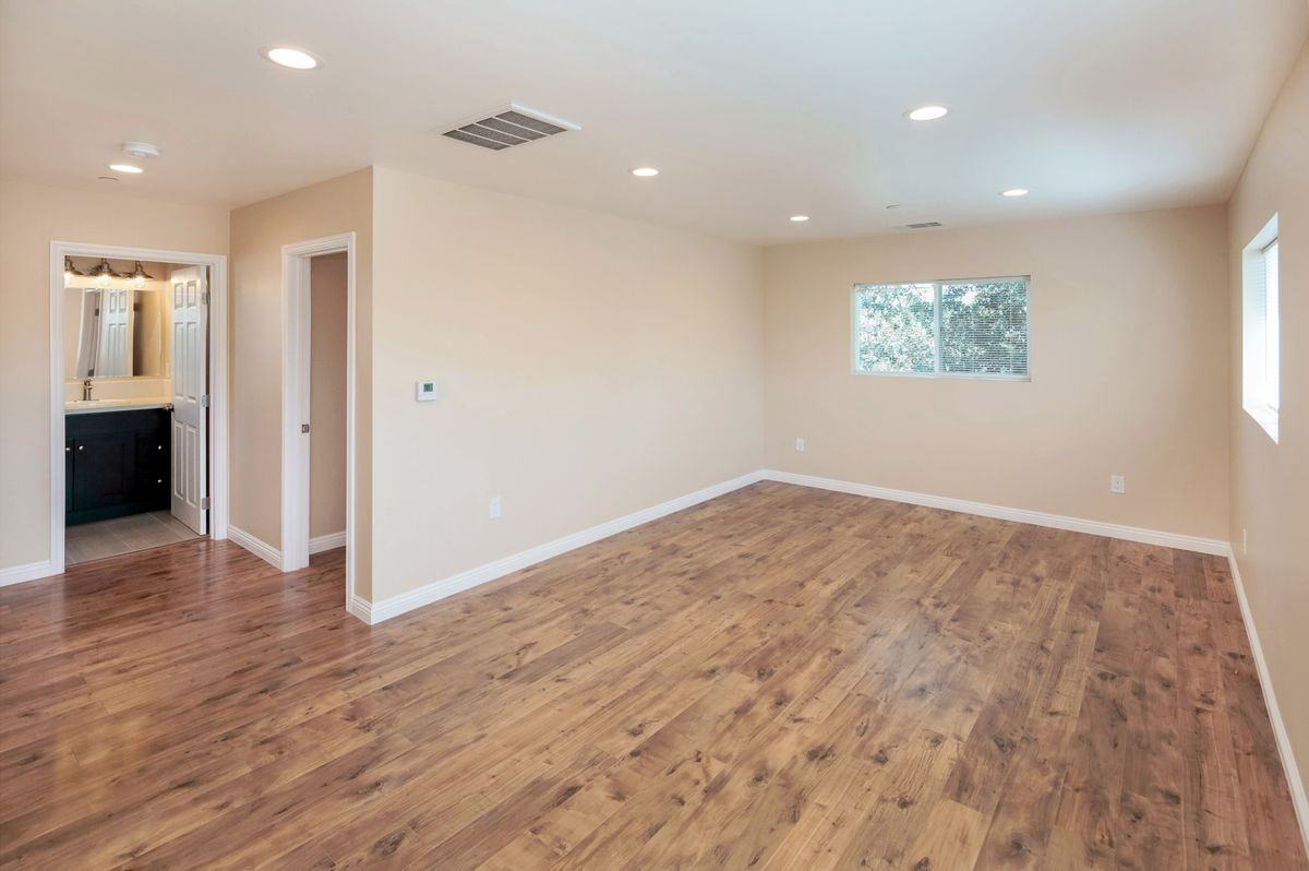 17134 Saticoy St - Photo 2 of 8