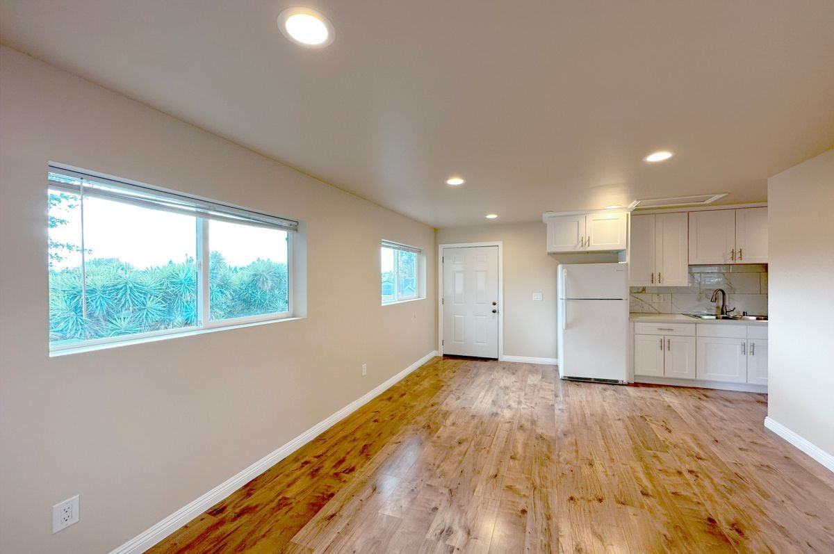 17134 Saticoy St - Photo 3 of 8