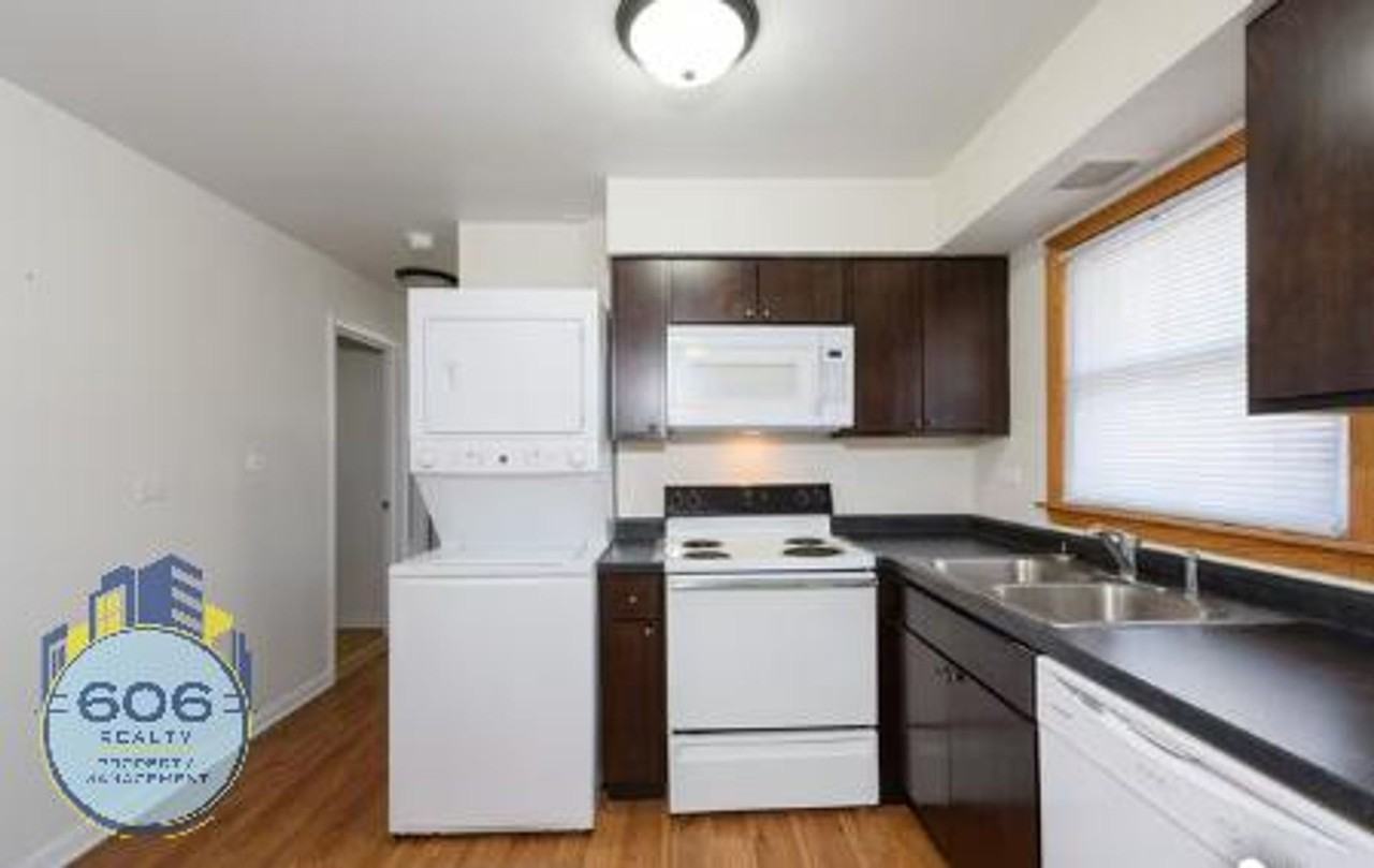 Rosemont - 9453 - Photo 3 of 5