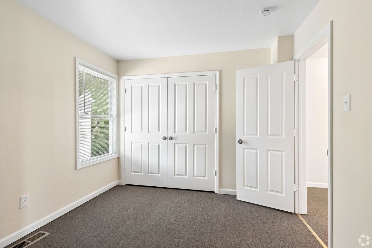 College Hill Apartments - Photo 7 of 7