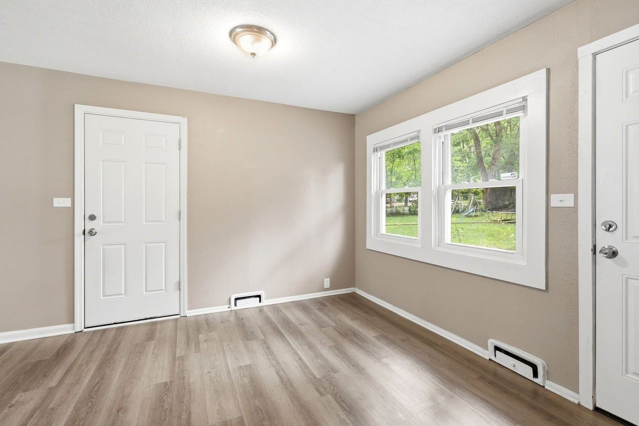 11407 Winchester Ave - Photo 3 of 28
