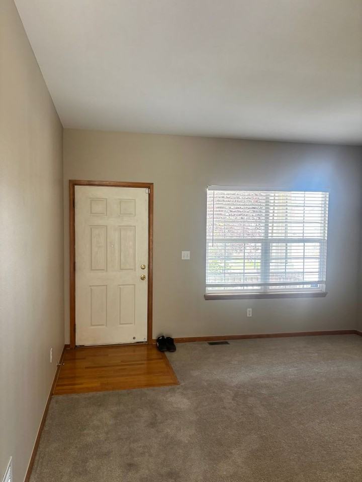 10318 Ravenswood Ln - Photo 2 of 27