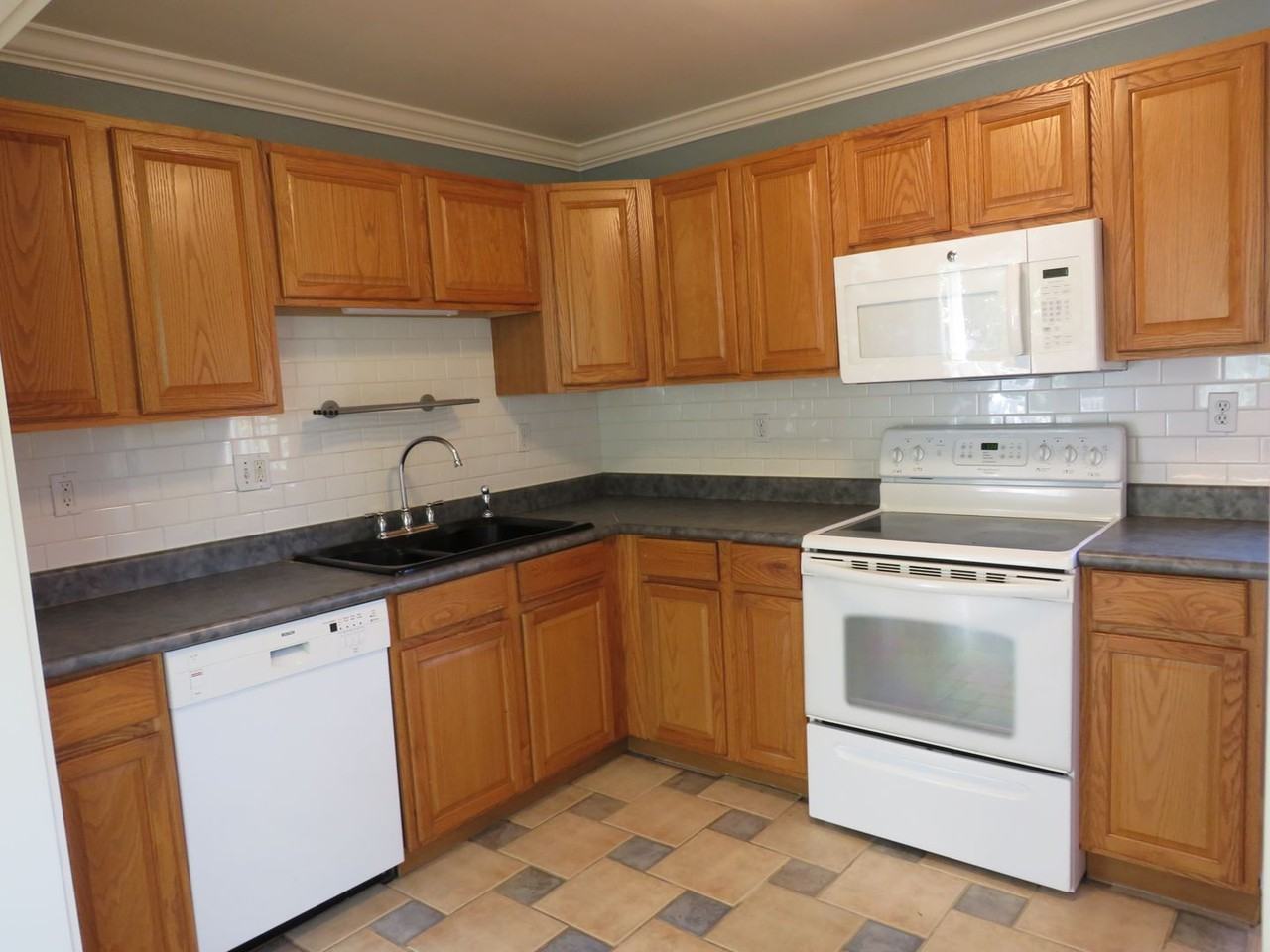 10218 35th Ave Sw - Photo 4 of 28