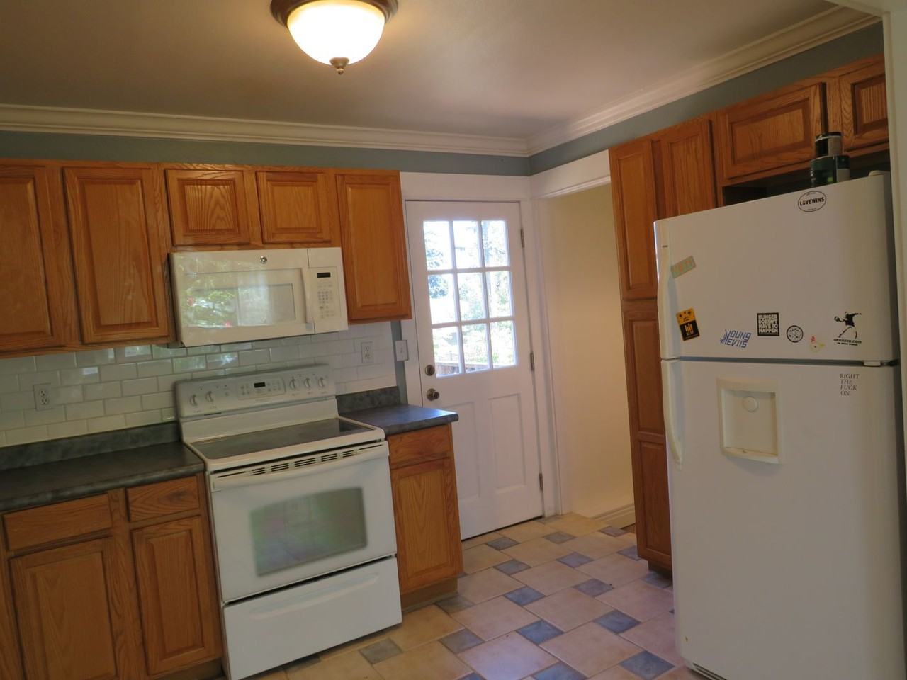 10218 35th Ave Sw - Photo 5 of 28