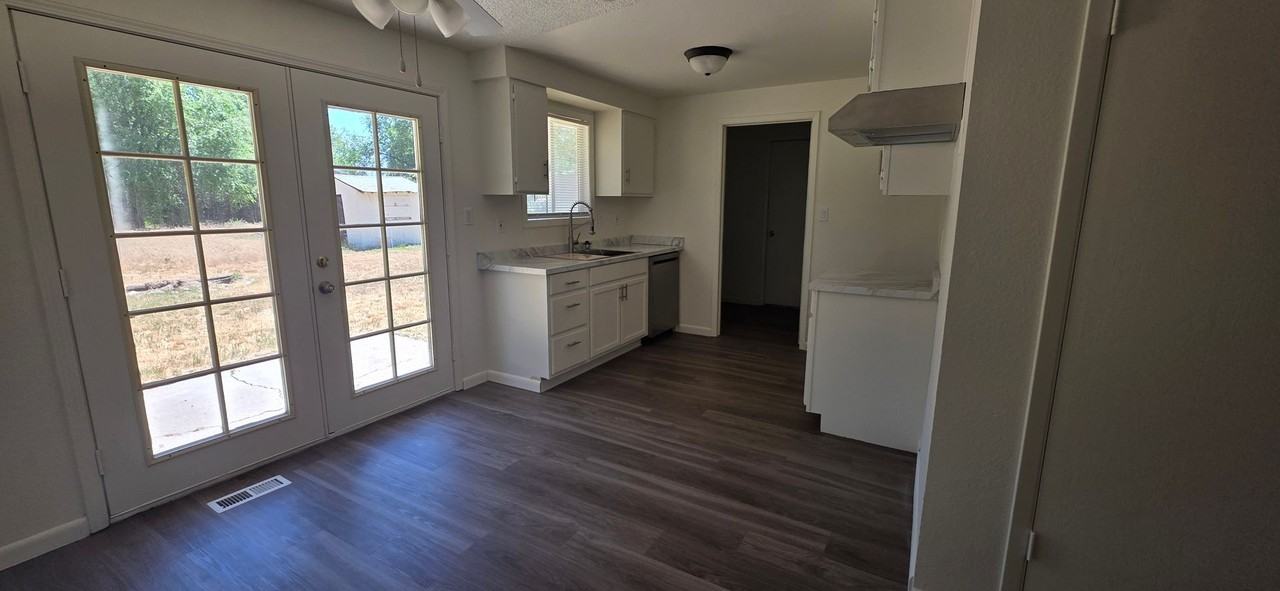 7206 S Ravenswood Way - Photo 2 of 12
