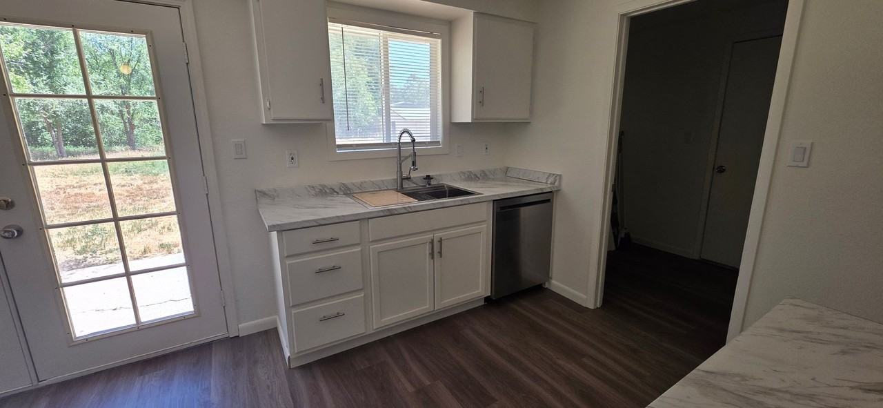 7206 S Ravenswood Way - Photo 3 of 12