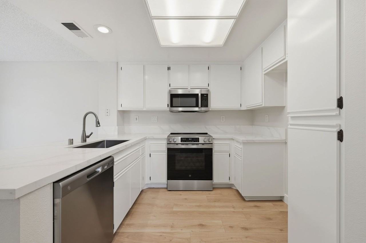 363 Stanford Ct - Photo 3 of 13