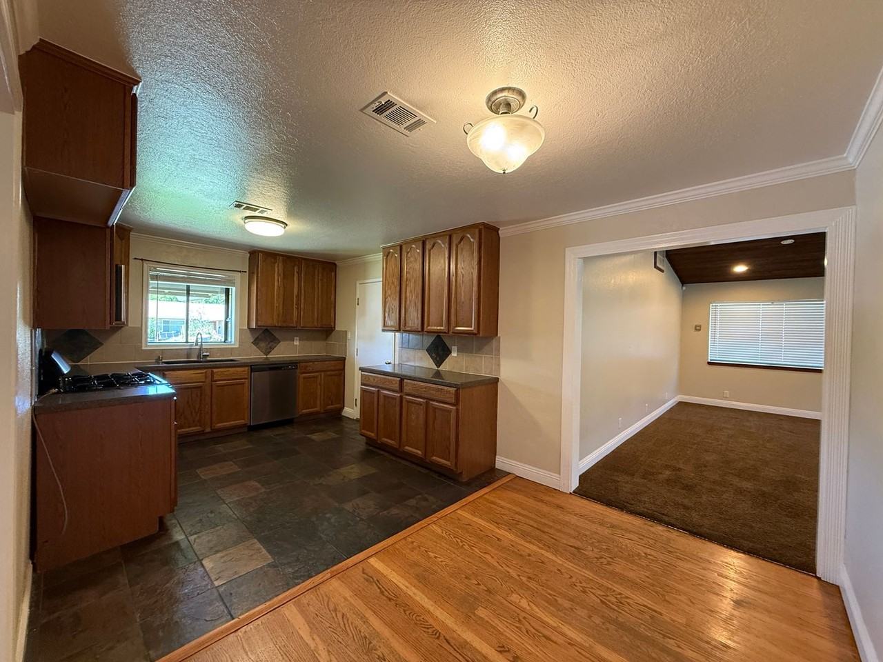 309 Plum St - Photo 4 of 14