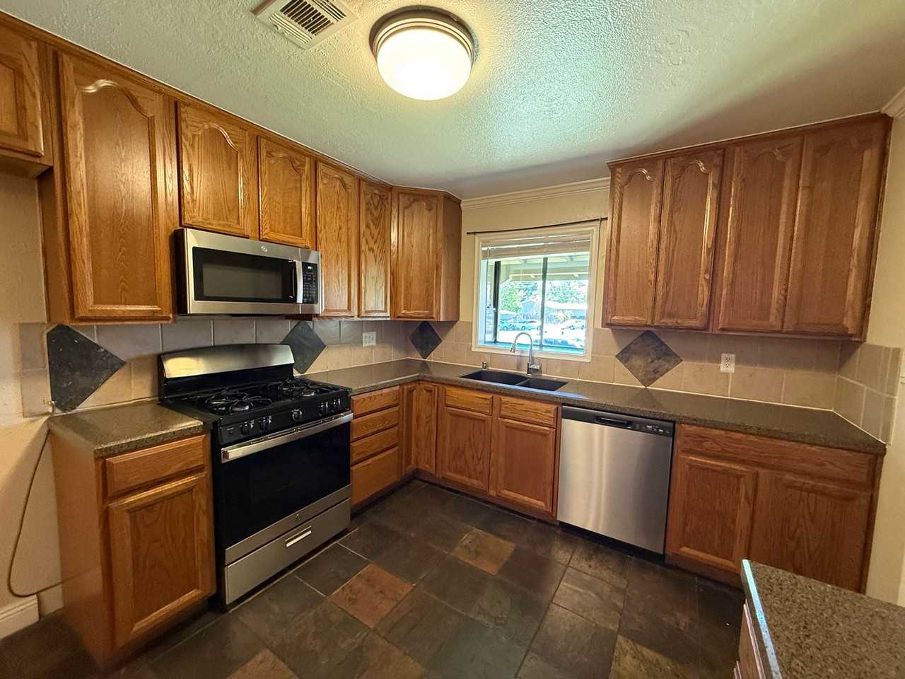 309 Plum St - Photo 6 of 14