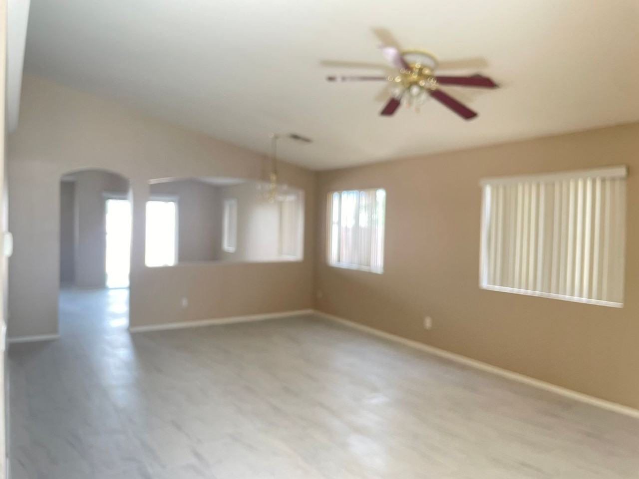 5910 S 32nd Ave - Photo 3 of 19
