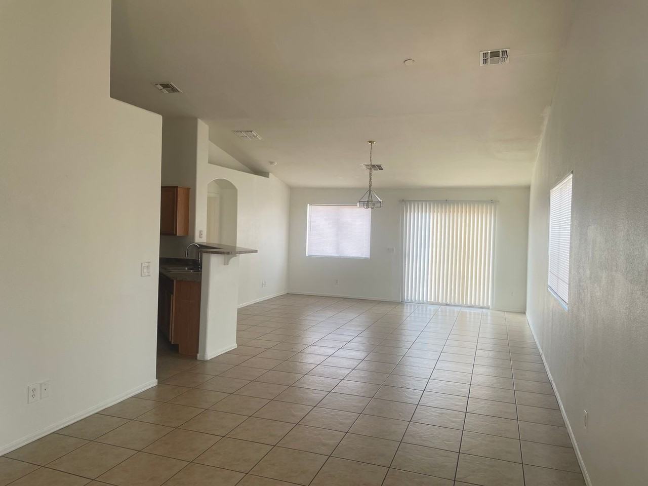 915 W Bowker St - Photo 3 of 20