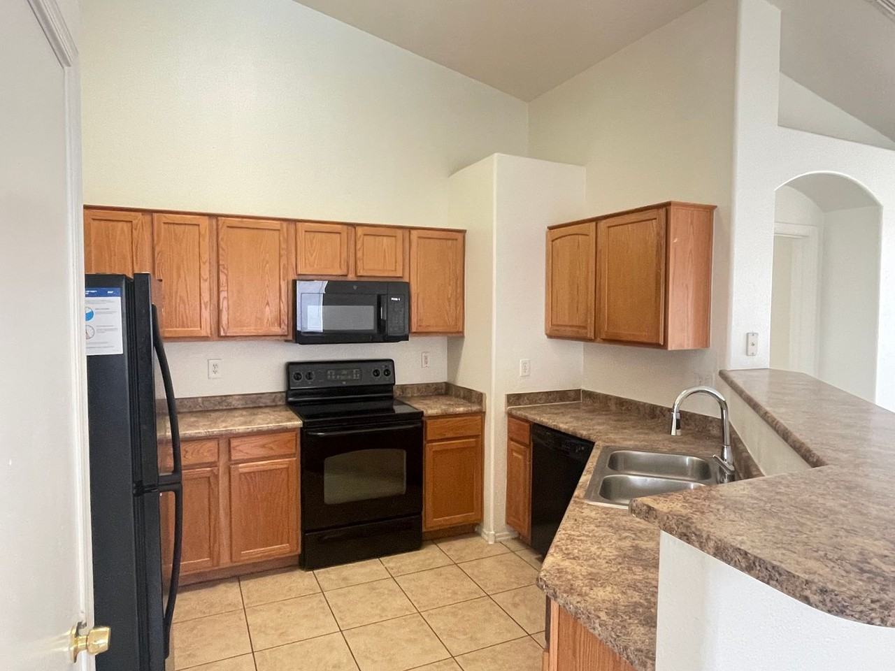 915 W Bowker St - Photo 4 of 20