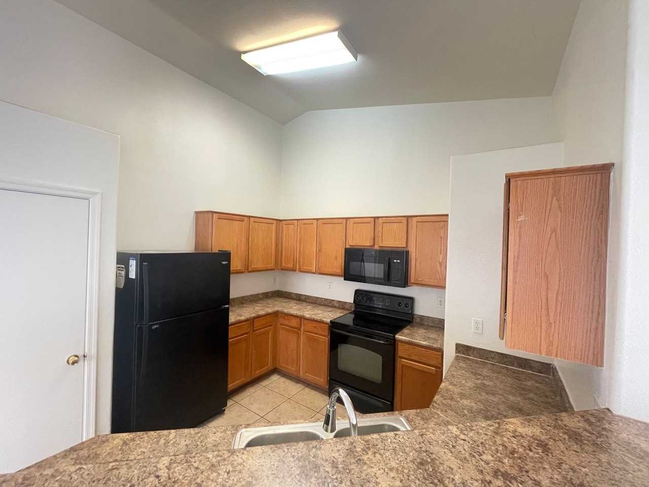 915 W Bowker St - Photo 5 of 20