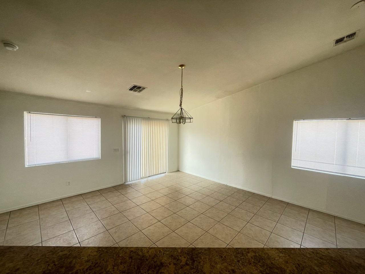 915 W Bowker St - Photo 7 of 20