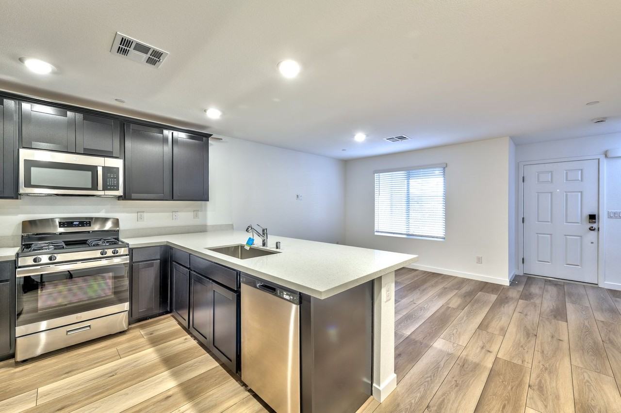 6288 Foxes Dale St - Photo 5 of 16