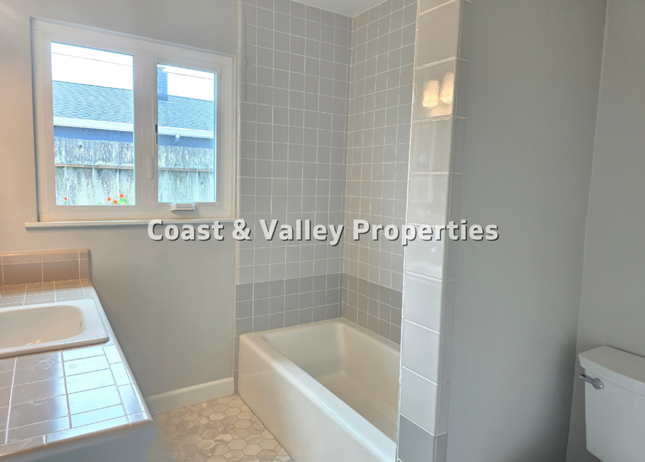 1117 Surf Ave - Photo 2 of 11