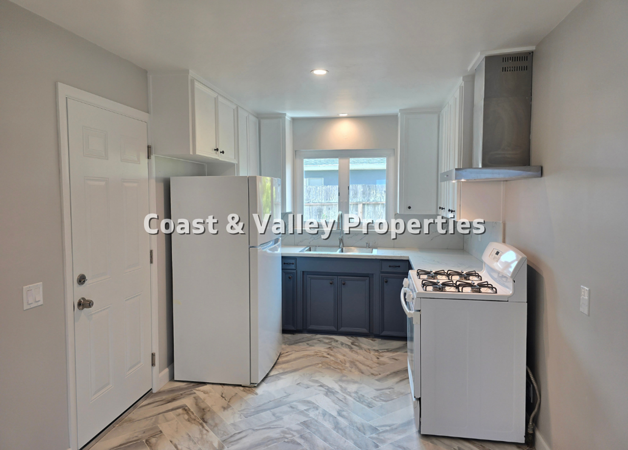 1117 Surf Ave - Photo 7 of 11