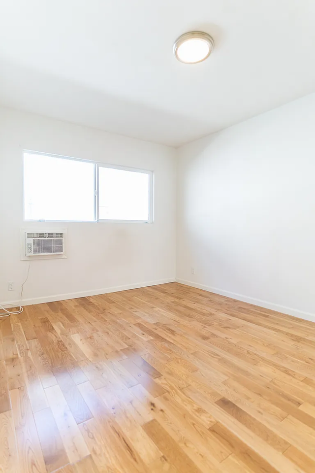 1954 Cheremoya Ave - Photo 4 of 13