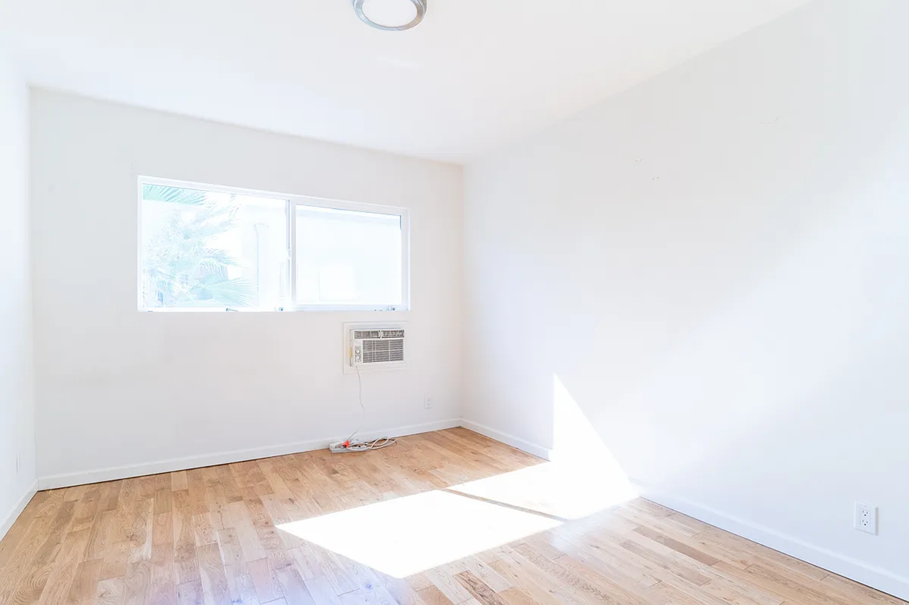 1954 Cheremoya Ave - Photo 6 of 13